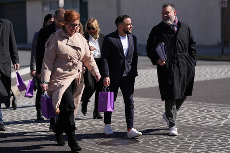El alcalde de Lancaster, Pensilvania, Jaime Arroyo, al centro, habla con los asistentes en la inauguración de una cooperativa de crédito Finanta en Reading, Pensilvania, el miércoles 8 de abril de 2026. (Foto AP/Matt Rourke)