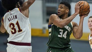 Antetokounmpo anota 24; Bucks trituran a Cavs