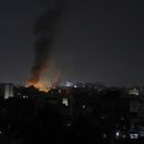 Una columna de humo se alza de un sitio presuntamente atacado por Estados Unidos en Saná, Yemen, el miércoles 19 de marzo de 2025. (AP Foto/Osamah Abdulrahman)