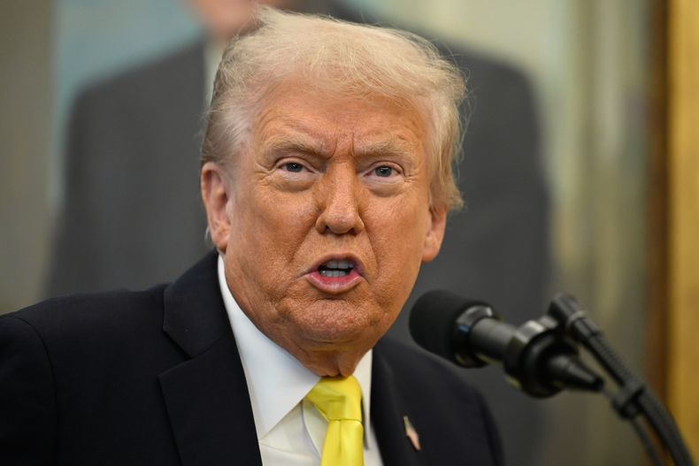 El presidente Donald Trump durante un evento en el Despacho Oval de la Casa Blanca, el miércoles 15 de octubre de 2025, en Washington. (AP Foto/John McDonnell)