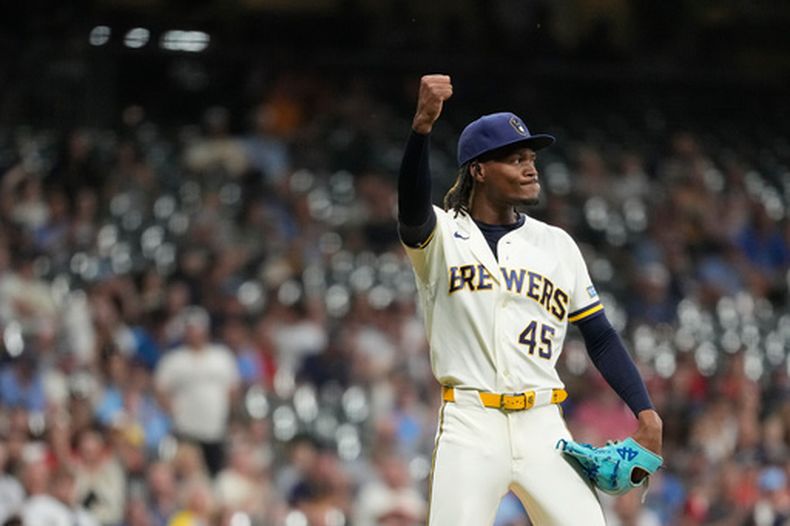 El dominicano Abner Uribe, de los Cerveceros de Milwaukee, festeja en el octavo inning del juego ante los Cardenales de San Luis, el martes 26 fde mayo de 2026 (AP Foto/Aaron Gash)