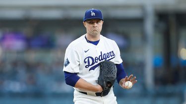 Tarik Skubal, abridor de los Dodgers de Los Ángeles, reacciona entre bateadores durante la primera entrada del juego de béisbol de Grandes Ligas ante los Reales de Kansas City, el lunes 10 de agosto de 2026, en Los Ángeles. (AP Foto/Caroline Brehman)