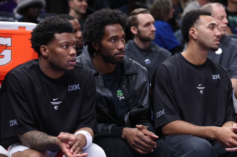El delantero de los Raptors de Toronto, Kawhi Leonard, al centro, observa la jugada durante la segunda mitad de un partido de básquetbol de la NBA contra los Timberwolves de Minnesota, el domingo 25 de octubre de 2026, en Minneapolis. (Foto AP/Bailey Hillesheim)