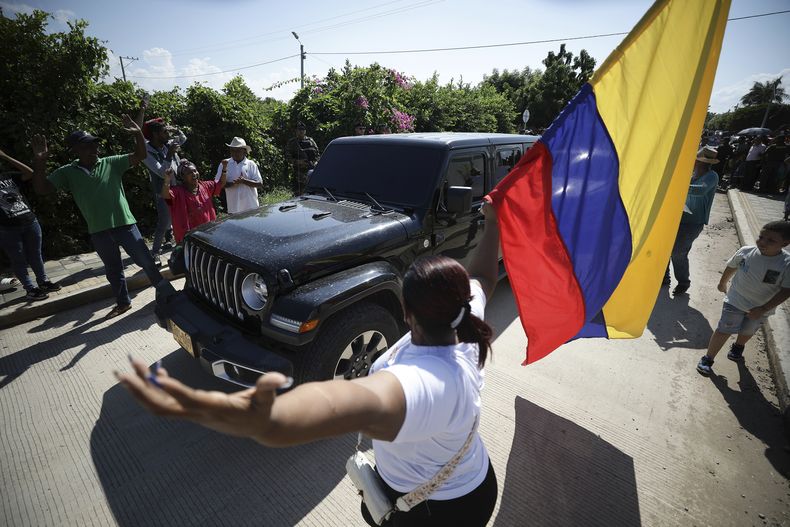 Vecinos de Luis Manuel Díaz lo ven llegar a su casa en Barrancas, Colombia, tras ser liberado después de 12 días de secuestro el jueves 9 de noviembre de 2023. Díaz, padre del futbolista Luis Díaz del club inglés Liverpool, fue secuestrado el 28 de octubre por la guerrilla colombiana Ejército de Liberación Nacional. (AP Foto/Iván Valencia)