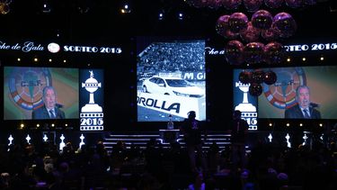 americateve | La foto del martes 2 de diciembre de 2014 muestra un homenaje al fallecido presidente de la Asociaci&oacute;n del F&uacute;tbol Argentino, Julio Grondona, antes del sorteo para definir los grupos de la Copa Libertadores en Luque, Paraguay (AP Foto/Jorge S