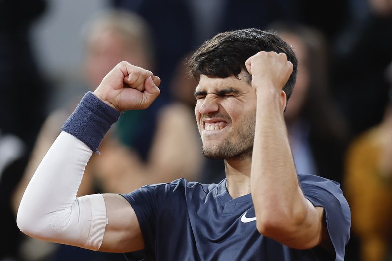 El español Carlos Alcaraz celebra tras vencer en la segunda ronda del Abierto de Francia al holandés Jesper de Jong el miércoles 29 de mayo del 2024. (AP Foto/Jean-Francois Badias)