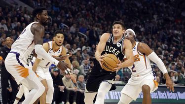 Bucks hilvanan 14 victorias al vencer 104-101 a Suns
