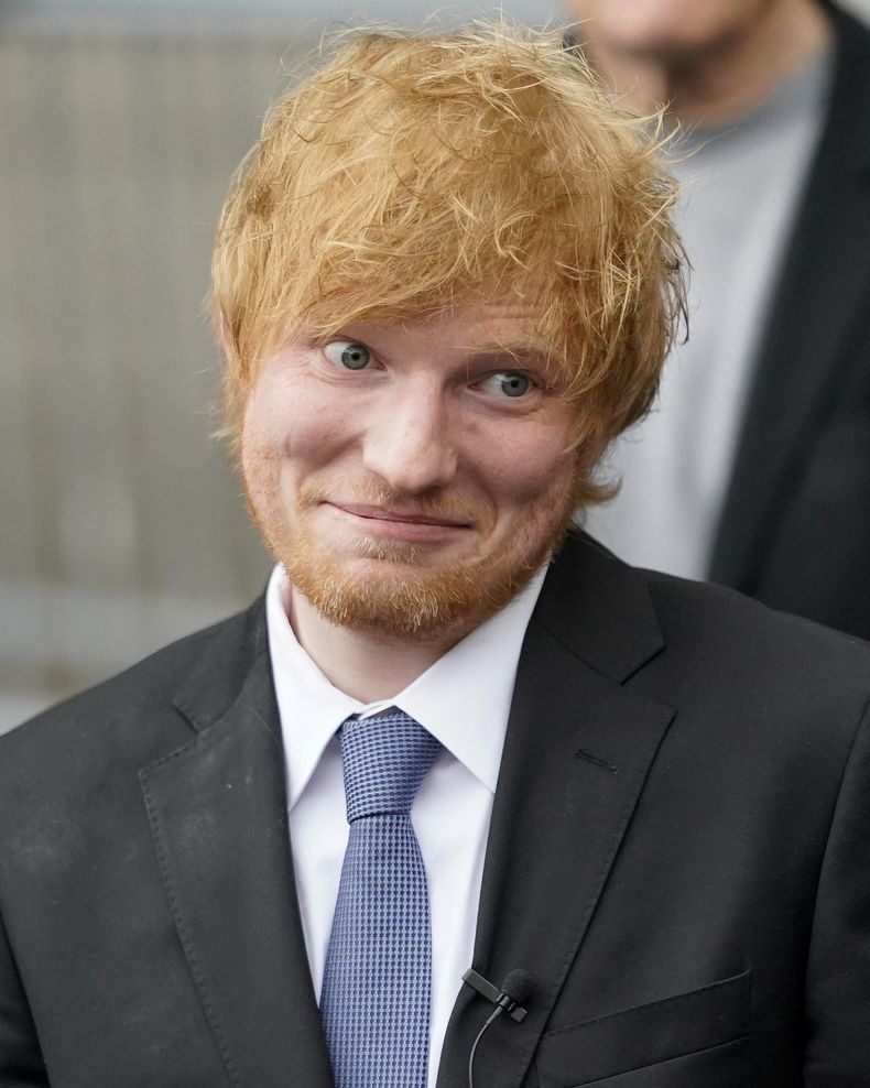 El músico Ed Sheeran se retrira tras hablar con medios de comunicación fuera de una Corte Federal en Nueva York tras ganar su juicio por violaciones a los derechos de autor el jueves 4 de mayo de 2023 en Nueva York. Un jurado federal concluyó que Sheeran no plagió componentes clave del clásico de Marvin Gaye de la década de 1970 Lets Get It On cuando creó su éxito Thinking Out Loud. (Foto AP/John Minchillo)