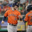 Con jonrón de Tucker Astros superan a Rangers