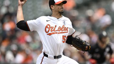 El abridor de los Orioles de Baltimore Charlie Morton lanza en la segunda entrada ante los Medias Blancas de Chicago el domingo primero de junio del 2025. (AP Foto/Nick Wass)