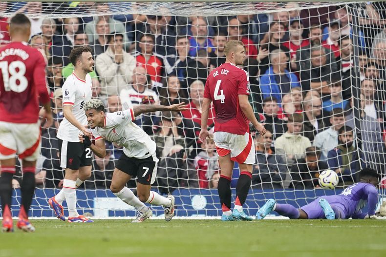 Luis Díaz celebra tras marcar el segundo gol de Liverpool ante Manchester United en la Liga Premier, el domingo 1 de septiembre de 2024, en Manchester. (AP Foto/Dave Thompson)