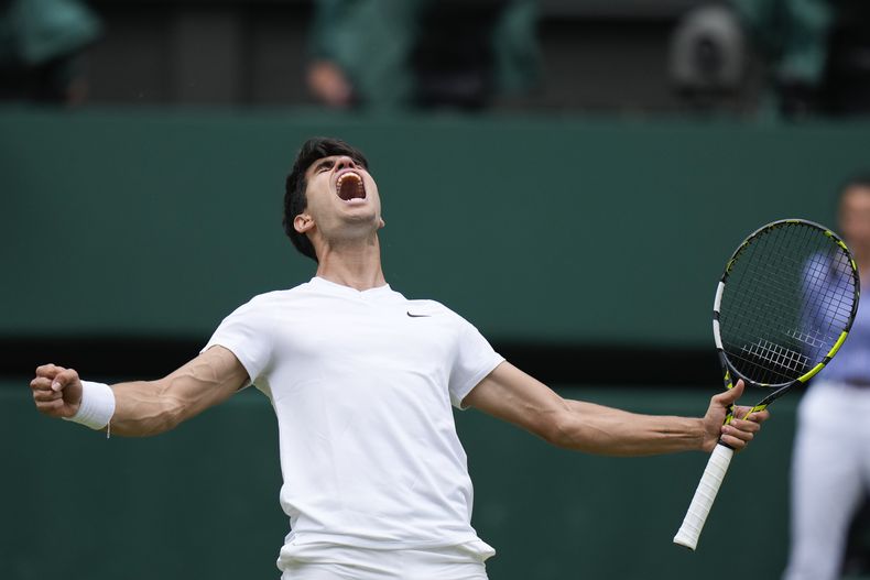 El español Carlos Alcaraz celebra al vencer al ruso Daniil Medvedev en la semifinal de Wimbledon el viernes 12 de julio del 2024. (AP Foto/Alberto Pezzali)