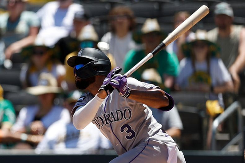 Willi Castro, de Rockies de Colorado, batea un jonrón de dos carreras durante la segunda entrada del juego de béisbol de Grandes Ligas contra los Atléticos, el domingo 14 de junio de 2026, en Las Vegas. (AP Foto/Caroline Brehman)
