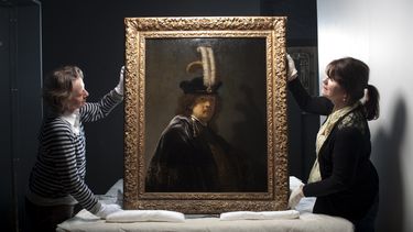 americateve | Esta fotograf&iacute;a sin fechar distribuida por el National Trust muestra a las asesoras en pintura Tina Sitwell (izquierda) y Patricia Pertnyk, House Steward sosteniendo un autorretrato de Rembrandt que fue devuelto a la abad&iacute;a Buckland, en Devo