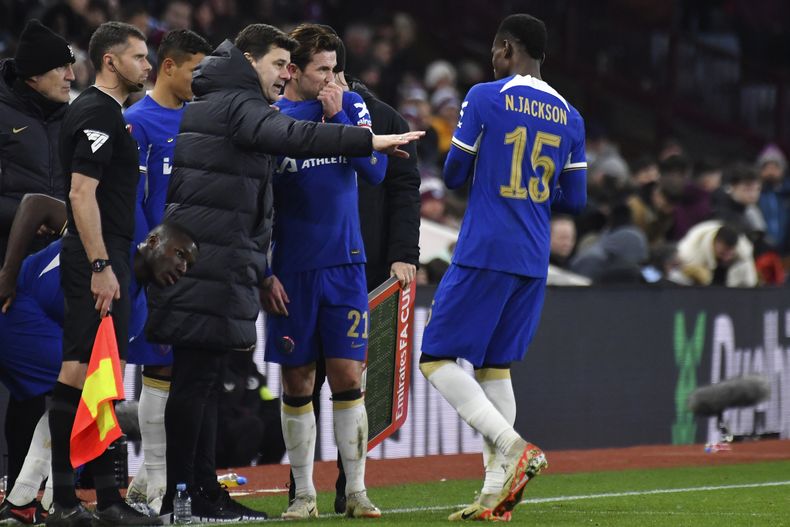 El técnico del Chelsea Mauricio Pochettino le da instrucciones a sus jugadores durante el encuentro de la cuarta ronda de la Copa FA ante el Aston Villa el miércoles 7 de febrero del 2024. (AP Foto/Rui Vieira)