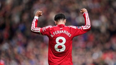 Bruno Fernandes, del Manchester United, celebra su victoria en el partido de fútbol de la Liga Premier inglesa entre el Manchester United y el Nottingham Forest en Mánchester, Inglaterra, el domingo 17 de mayo de 2026. (Foto AP/Dave Thompson)