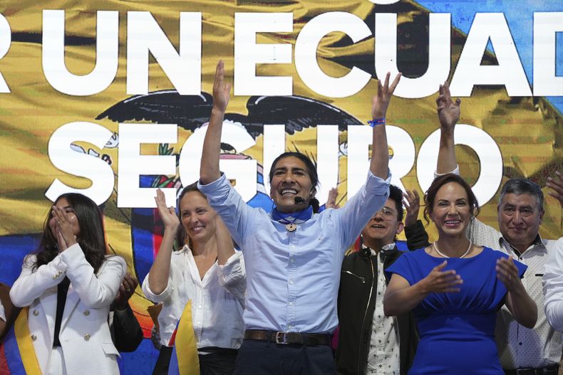 Yaku Pérez, candidato presidencial de la alianza Claro Que Se Puede, formada por el Partido Socialista y por Unidad Popular y Democracia, gesticula en el acto de presentación de su plan de gobierno, en Quito, Ecuador, el martes 18 de julio de 2023. Ecuador tendrá elecciones el 20 de agosto. (AP Foto/Dolores Ochoa)