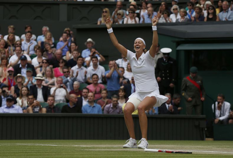 Petra Kvitovam, de la Rep&uacute;blica Checa, celebra tras vencer a la canadiense Eugenie Bouchard en la final femenina del toerneo de Wimbledon, el s&aacute;bado, 5 de julio del 2014, en Londres. (Foto AP/Sang Tan)