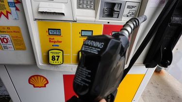 ARCHIVO - Una pantalla muestra el precio del combustible mientras un cliente sostiene una manguera antes de llenar el depósito de su vehículo en una gasolinera en Lincolnshire, Illinois, el 15 de abril de 2026. (AP Foto/Nam Y. Huh, archivo)