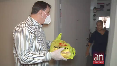 el comisionado carollo entrega bolsas de alimentos y perniles a residentes de la pequena habana