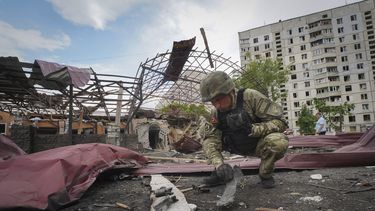 ARCHIVO - Un zapador inspecciona fragmentos de una bomba aérea rusa que alcanzó un área de viviendas e hirió a 10 personas en Járkiv, Ucrania, el 22 de mayo de 2024. (AP Foto/Andrii Marienko, Archivo)