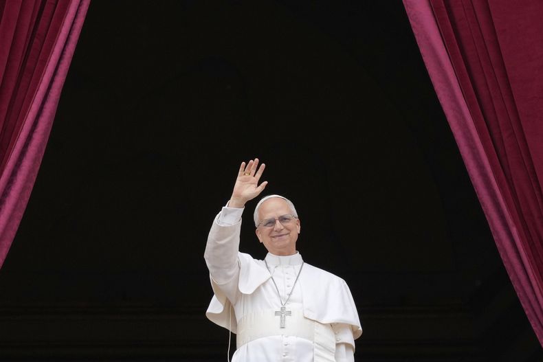 El papa León XIV se asoma al balcón central de la basílica de San Pedro en el Vaticano para bendecir a la multitud en la plaza, el 11 de mayo de 2025. (AP Foto/Gregorio Borgia)