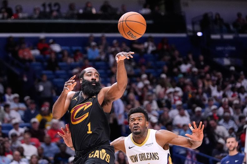 El base de los Cavaliers de Cleveland, James Harden (1), realiza un pase ante la marca del pívot de los Pelicans de Nueva Orleans, Yves Missi, en la primera mitad de un juego de baloncesto de la NBA, el sábado 21 de marzo de 2026, en Nueva Orleans. (Foto AP/Gerald Herbert)