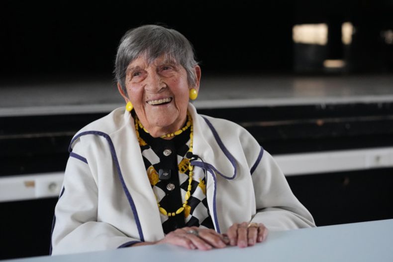 Ginette Kolinka, sobreviviente de Auschwitz de 101 años de edad, sonríe tras una reunión con alumnos de una secundaria de la región de París en Saint-Maur-des-Fosses, en las afueras de París, Francia, el 21 de marzo de 2026. (AP Foto/Thibault Camus)