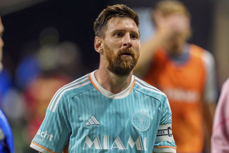 El argentino Lionel Messi, del Inter Miami, abandona la cancha tras la derrota ante el Atlanta United en un partido de playoffs realizado el sábado 2 de noviembre de 2024 (AP Foto/Jason Allen)