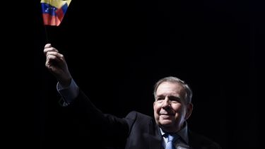 ARCHIVO - El líder opositor de Venezuela, Edmundo González, ondea una bandera venezolana durante una reunión con simpatizantes en la Ciudad de Panamá, el miércoles 8 de enero de 2025. (AP Foto/Agustín Herrera, archivo)