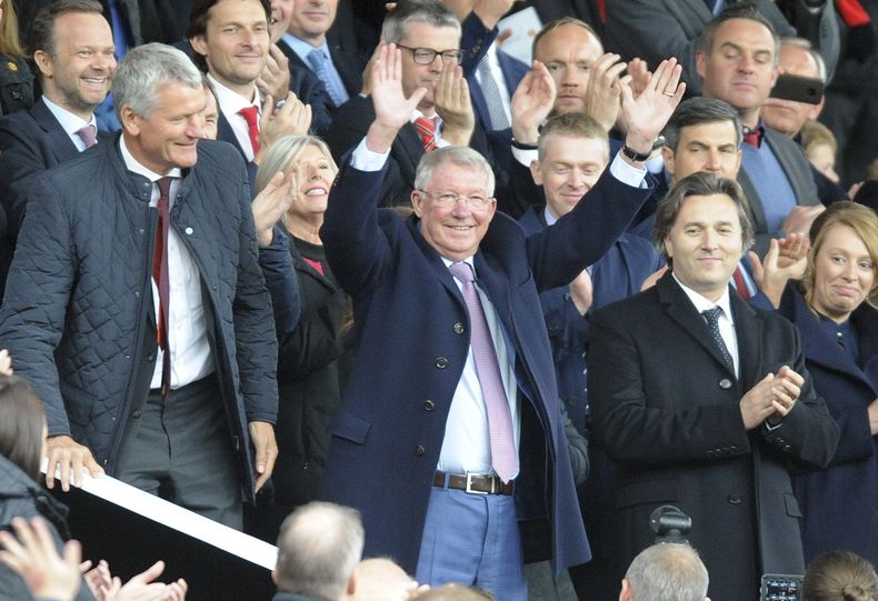 ARCHIVO - El ex entrenador del Manchester United Alex Ferguson saluda mientras toma asiento en las gradas antes del partido de fútbol de la Liga Premier inglesa entre el Manchester United y el Wolverhampton Wanderers en el estadio Old Trafford en Manchester, Inglaterra, el sábado 22 de septiembre de 2018. (AP Foto/Rui Vieira, Archivo)