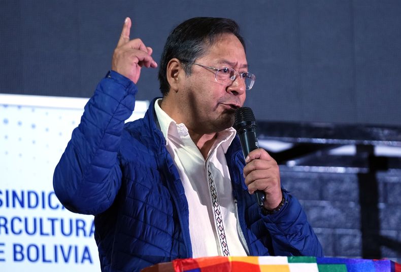 ARCHIVO - El presidente boliviano Luis Arce se dirige a la asamblea de trabajadores agrícolas de la Confederación de Pueblos Interculturales de Bolivia en La Paz, Bolivia, el 3 de octubre de 2023. Arce anunció el martes 6 de agosto de 2024 que convocará a un refrendo para decidir si se retira la subvención a los carburantes que está asfixiando a la economía y para redefinir la reelección presidencial. (AP Foto/Juan Karita, Archivo)