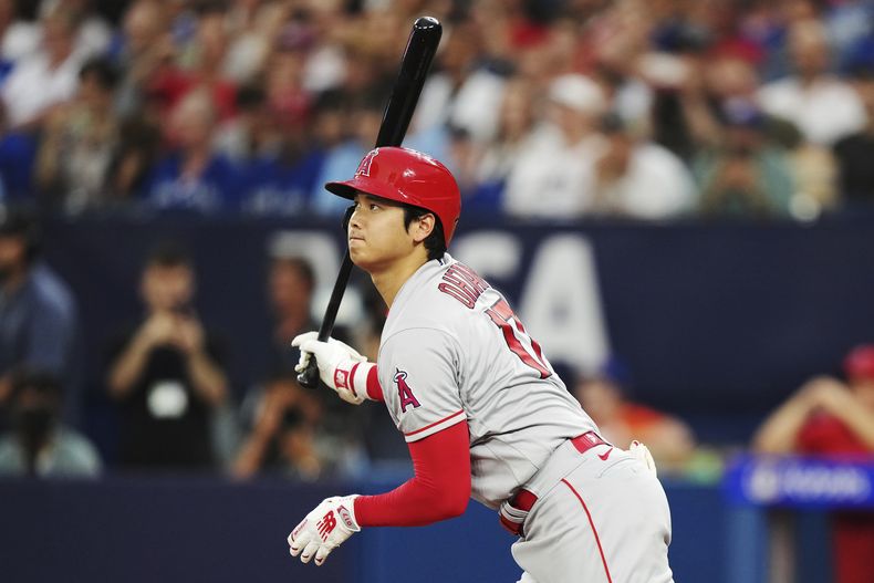 El japonés Shohei Ohtani, de los Angelinos de Los Ángeles, batea un sencillo en el encuentro del viernes 28 de julio de 2023, ante los Azulejos de Toronto (Nathan Denette/The Canadian Press via AP)