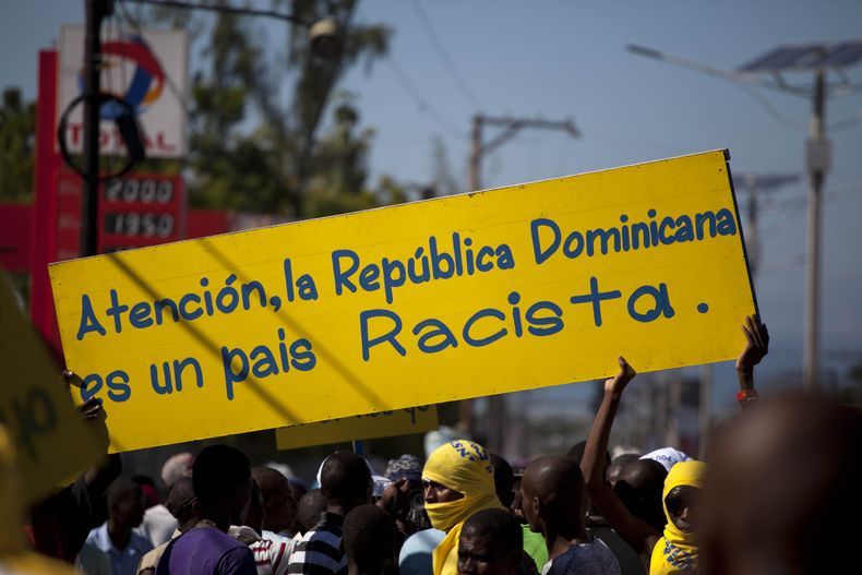 Manifestantes expresan su descontento ante la decisi&oacute;n de la Rep&uacute;blica Dominicana de retirar la nacionalidad a los hijos de extrajeros que llegaron al pa&iacute;s sin documentos el viernes 6 de diciembre de 2013 en Puerto Pr&iacute;ncipe, Ha