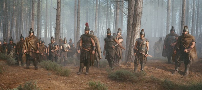 Esta imagen, difundida por Universal Pictures, muestra a Matt Damon como Odiseo, en el centro, en una escena de The Odyssey. (Melinda Sue Gordon/Universal Pictures via AP)
