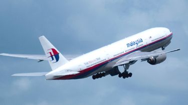 americateve | Comienzan a perder la paciencia los familiares de los pasajeros desaparecidos en el vuelo 370 de Malaysia Airlines.