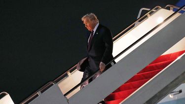 El presidente de Estados Unidos, Donald Trump, baja del Air Force One, el miércoles 5 de noviembre de 2025, en la Base Conjunta Andrews, Maryland, tras viajar a Miami. (AP Foto/Jacquelyn Martin)