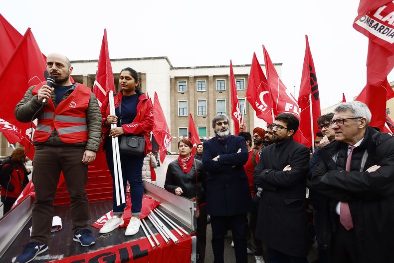 Una protesta organizada por el sindicato CGIL frente al tribunal de Latina, al sur de Roma, Italia, martes 1 de abril de 2025. (Cecilia Fabiano/LaPresse via AP)