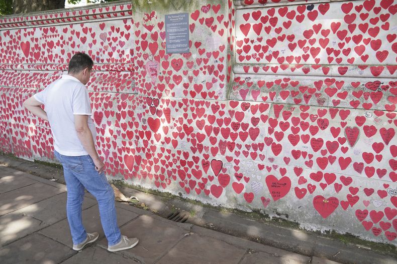 Un hombre lee los corazones del Muro en Recuerdo del COVID en Londres, el jueves 18 de julio de 2024. (Jonathan Brady/PA vía AP)