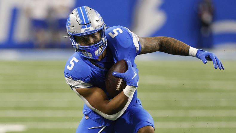 El running back de los Lions de Detroit, David Montgomery (5), corre con el balón contra los Jaguars de Jacksonville durante la primera mitad del partido de la NFL, el domingo 17 de noviembre de 2024, en Detroit. (Foto AP/Duane Burleson)