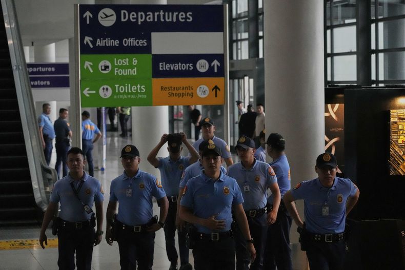 Agentes de seguridad patrullan el aeropuerto tras la detención del expresidente Rodrigo Duterte, en Manila, Filipinas, el martes 11 de marzo de 2025. (AP Foto/Aaron Favila)