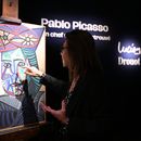 La experta en arte Agnes Sevestre-Barbe señala un cuadro de Picasso redescubierto, Busto de mujer con sombrero floreado, el miércoles 22 de octubre de 2025 en París. El retrato, creado en 1943 y subastado el viernes en París, fue adquirido en 1944 y muestra a su pareja, Dora Maar. (Foto AP/Emma Da Silva)