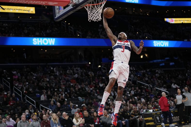 ARCHIVO - Foto del 14 de marzo del 2023, el base de los Wizards de Washington Bradley Beal clava el balón en el encuentro ante los Pistons de Detroit. El domingo 18 de junio del 2023, los Wizards envían a Beal a los Suns en un canje espectacular. (AP Foto/Carolyn Kaster, Archivo)