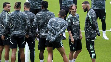 Luka Modric (segundo a la derecha) y Karim Benzema (derecha) durante un entrenamiento con miras al partido contra el Manchester City por las semifinales de la Liga de Campeones, el martes 16 de mayo de 2023. (Martin Rickett/PA vía AP)