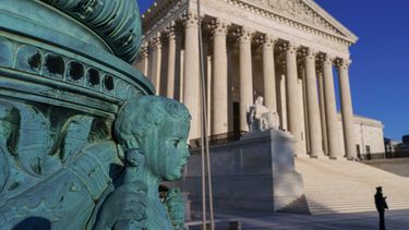 Corte Suprema de EEUU analiza restricciones a inmigración