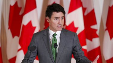 El primer ministro de Canadá, Justin Trudeau, ofrece una conferencia de prensa en la embajada de Canadá en Bruselas, Bélgica, el 12 de febrero de 2025. (Sean Kilpatrick/The Canadian Press vía AP)