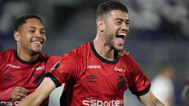 ARCHIVO - Romûlo (derecha) celebra tras marcar un gol para Athletico Paranaense de Brasil contra Libertad de Paraguay en el partido por la fase de grupos de la Copa Libertadores, el 4 de mayo de 2023. (AP Foto/Jorge Saenz)