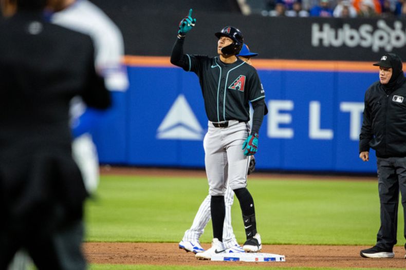 El venezolano José Fernández, campocorto de los Diamondbacks de Arizona, festeja luego de batear un doble en el duelo del jueves 9 de abril de 2026, ante los Mets de Nueva York (AP Foto/Angelina Katsanis)