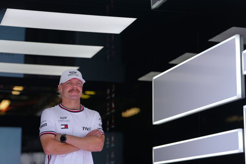 ARCHIVO - El piloto de Cadillac Valtteri Bottas posa previo al Gran Premio de Australia, el 5 de marzo de 2026, en Melbourne. (AP Foto/Asanka Brendon Ratnayake)