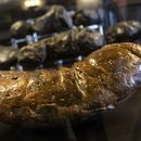 Excremento fosilizado de cocodrilo se exhibe en el Poozeum, el viernes 7 de junio de 2024, en Williams, Arizona. El museo en el norte de Arizona a lo largo de la Ruta 66 presenta heces fosilizadas de animales prehistóricos. El museo presenta aproximadamente 7.000 fósiles, incluido uno que se sospecha que pertenece a un tiranosaurio rex. (Foto AP/Ty ONeil)